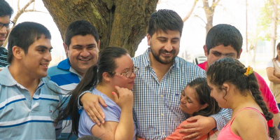 Intendente Salazar con chicos con discapacidad
