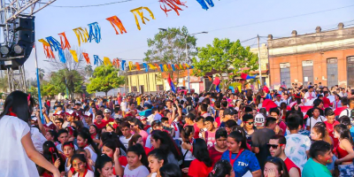 Una multitud de chicos recibiendo la primavera